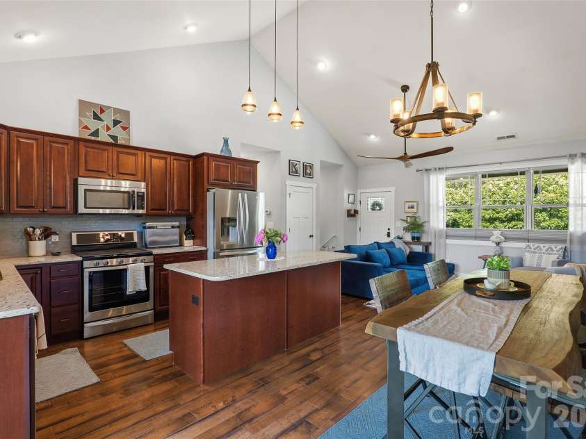 4 Oak Mountain Drive, Leicester, NC 28748.  MLS# CAR4372297, YatesRealty ID 20560. 