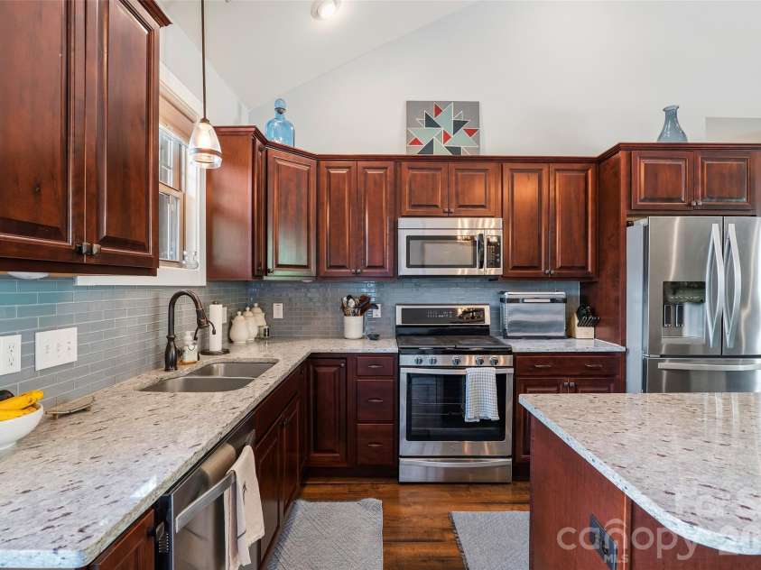 4 Oak Mountain Drive, Leicester, NC 28748.  MLS# CAR4372297, YatesRealty ID 20560. 