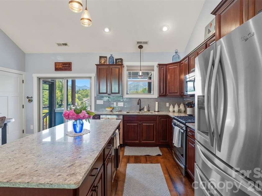 4 Oak Mountain Drive, Leicester, NC 28748.  MLS# CAR4372297, YatesRealty ID 20560. 