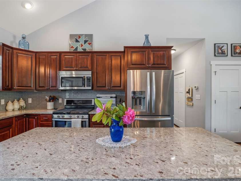 4 Oak Mountain Drive, Leicester, NC 28748.  MLS# CAR4372297, YatesRealty ID 20560. 