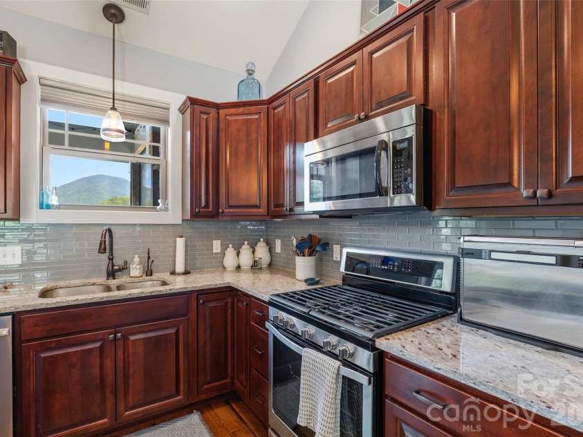4 Oak Mountain Drive, Leicester, NC 28748.  MLS# CAR4372297, YatesRealty ID 20560. 