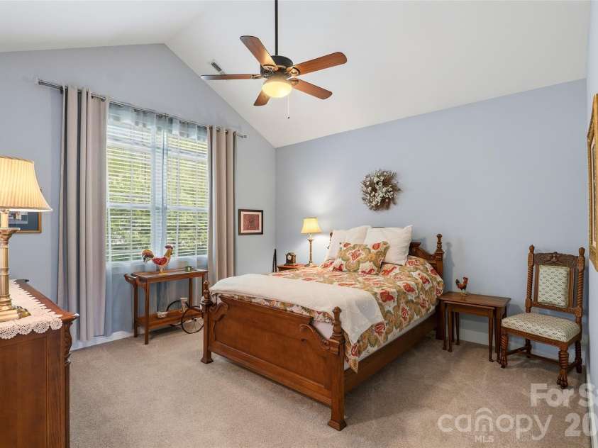 4 Oak Mountain Drive, Leicester, NC 28748.  MLS# CAR4372297, YatesRealty ID 20560. 