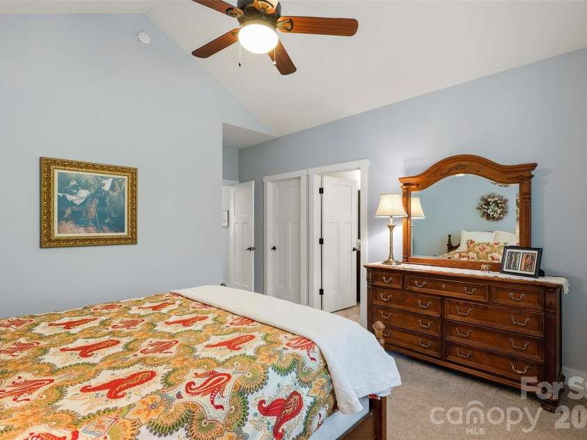 4 Oak Mountain Drive, Leicester, NC 28748.  MLS# CAR4372297, YatesRealty ID 20560. 