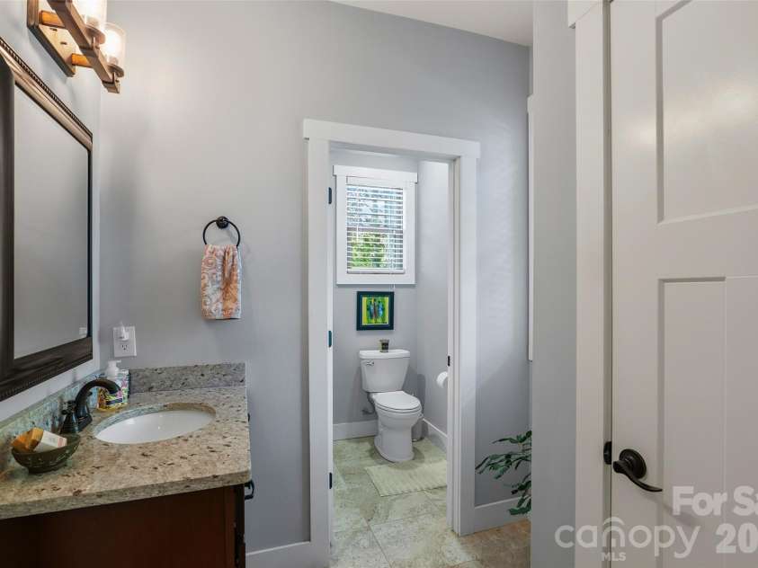4 Oak Mountain Drive, Leicester, NC 28748.  MLS# CAR4372297, YatesRealty ID 20560. 