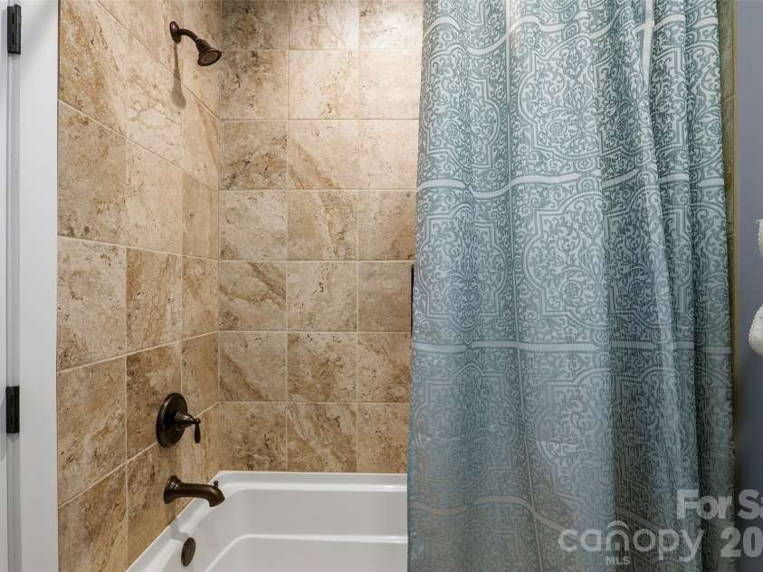 4 Oak Mountain Drive, Leicester, NC 28748.  MLS# CAR4372297, YatesRealty ID 20560. 