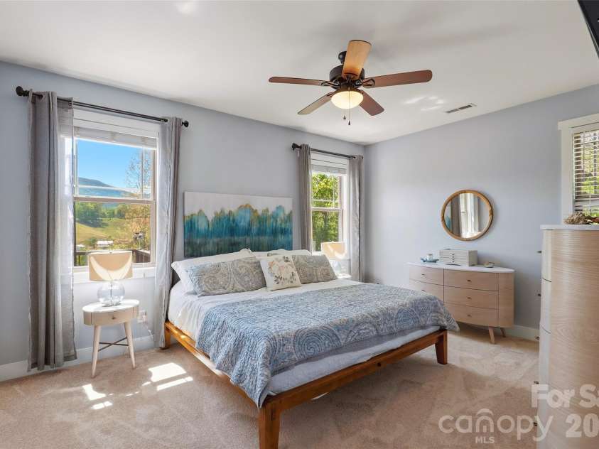 4 Oak Mountain Drive, Leicester, NC 28748.  MLS# CAR4372297, YatesRealty ID 20560. 