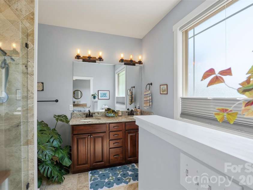 4 Oak Mountain Drive, Leicester, NC 28748.  MLS# CAR4372297, YatesRealty ID 20560. 