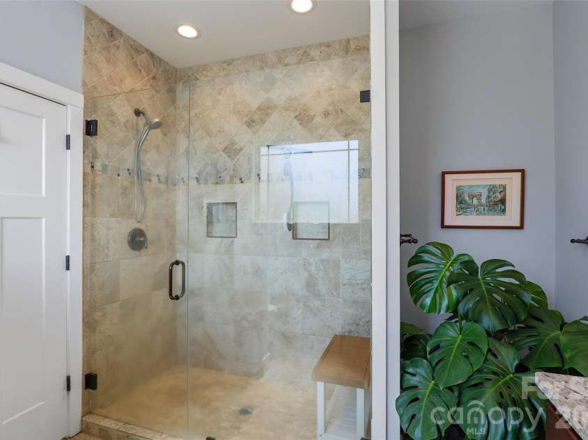 4 Oak Mountain Drive, Leicester, NC 28748.  MLS# CAR4372297, YatesRealty ID 20560. 