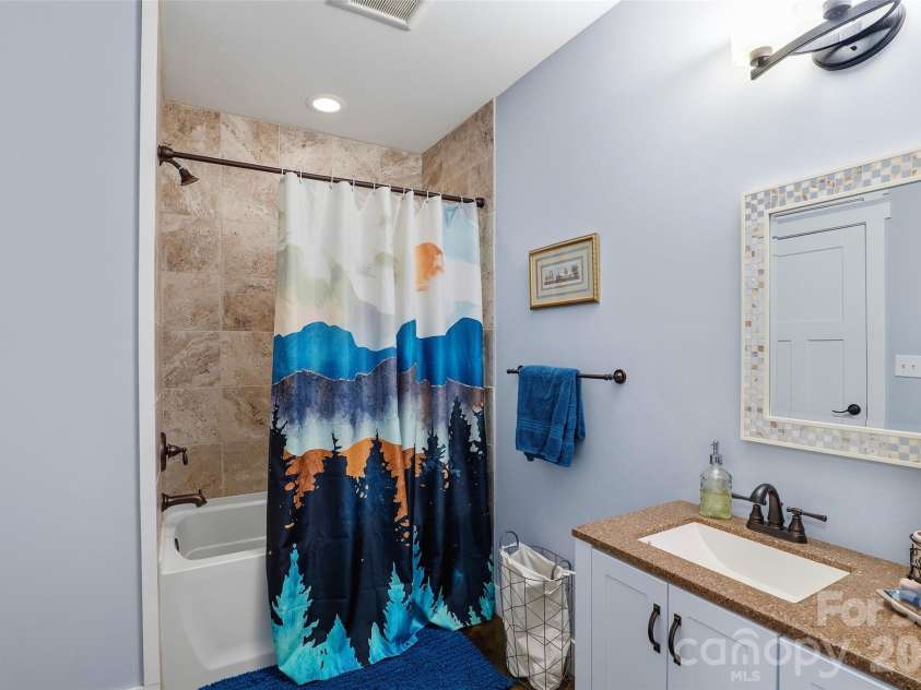 4 Oak Mountain Drive, Leicester, NC 28748.  MLS# CAR4372297, YatesRealty ID 20560. 