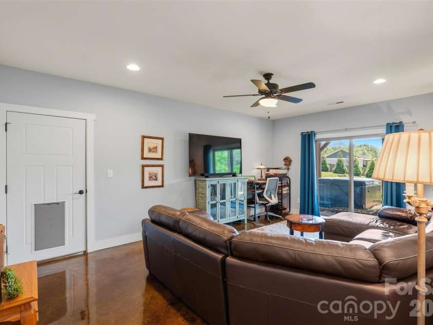 4 Oak Mountain Drive, Leicester, NC 28748.  MLS# CAR4372297, YatesRealty ID 20560. 