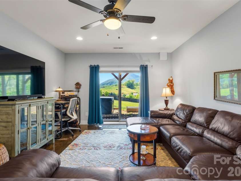 4 Oak Mountain Drive, Leicester, NC 28748.  MLS# CAR4372297, YatesRealty ID 20560. 