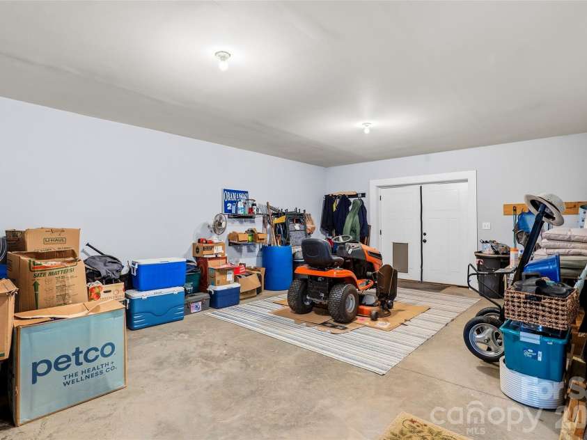 4 Oak Mountain Drive, Leicester, NC 28748.  MLS# CAR4372297, YatesRealty ID 20560. 
