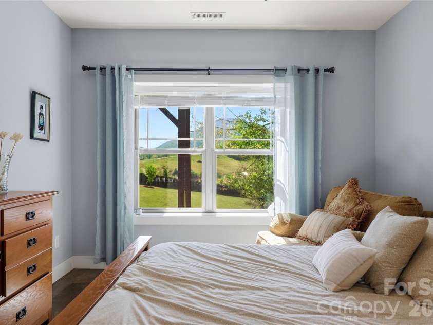 4 Oak Mountain Drive, Leicester, NC 28748.  MLS# CAR4372297, YatesRealty ID 20560. 