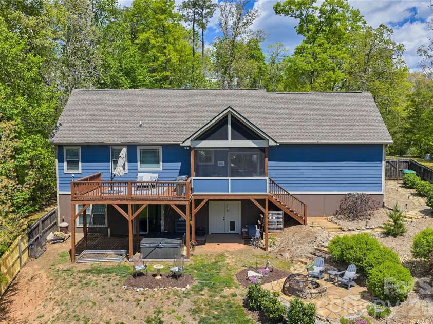 4 Oak Mountain Drive, Leicester, NC 28748.  MLS# CAR4372297, YatesRealty ID 20560. 