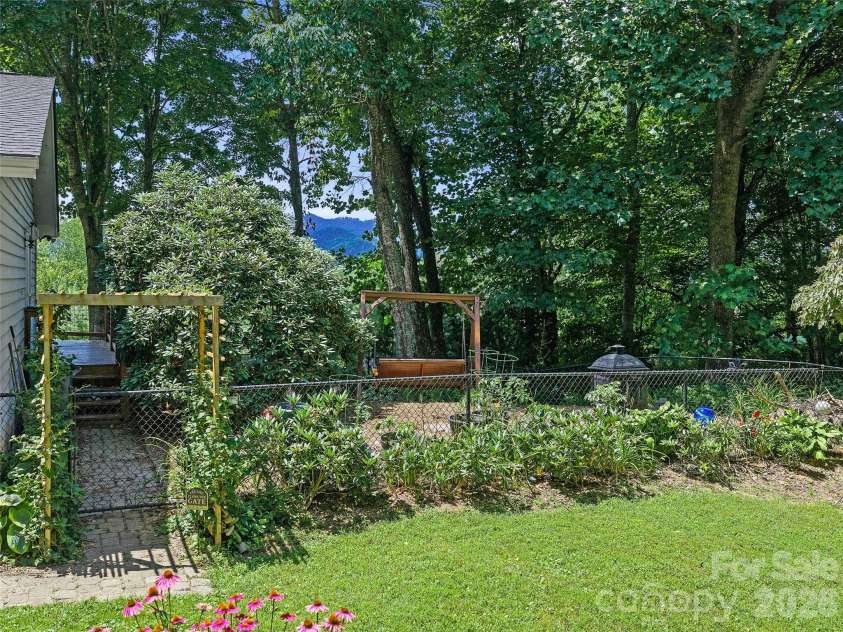 254 Shepard Way, Burnsville, NC 28714.  MLS# CAR4368226, YatesRealty ID 20561. 