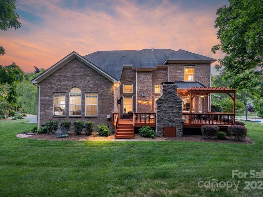 3017 Chisholm Court, Waxhaw, NC 28173.  MLS# CAR4234747, YatesRealty ID 20561. Large level yard with invisible pet fence, in-ground irrigation and professional landscaping- great space for potential pool, playset and so much more!