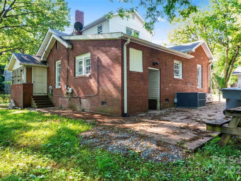 317 Campus Street, Charlotte, NC 28216.  MLS# CAR4270154, YatesRealty ID 20564. Back corner of house