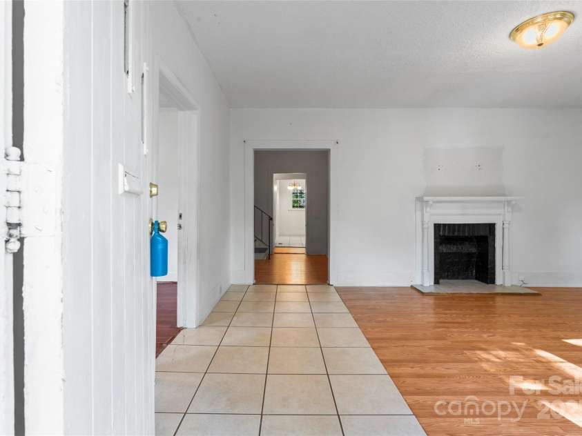 317 Campus Street, Charlotte, NC 28216.  MLS# CAR4270154, YatesRealty ID 20564. Foyer