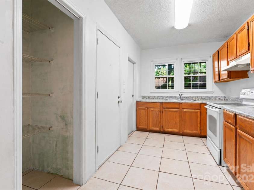 317 Campus Street, Charlotte, NC 28216.  MLS# CAR4270154, YatesRealty ID 20564. Kitchen