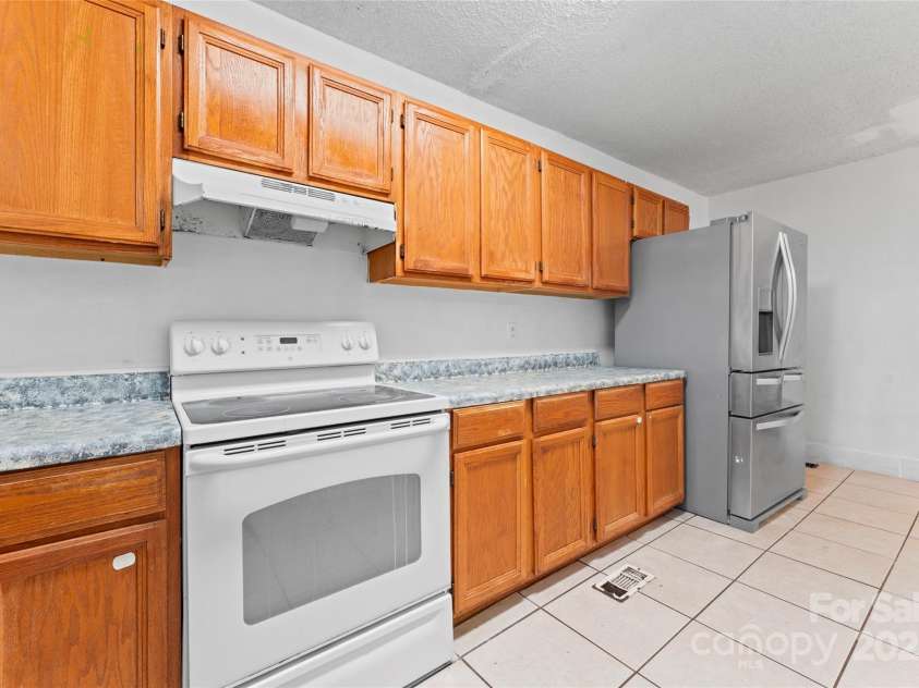 317 Campus Street, Charlotte, NC 28216.  MLS# CAR4270154, YatesRealty ID 20564. Kitchen