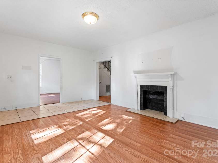 317 Campus Street, Charlotte, NC 28216.  MLS# CAR4270154, YatesRealty ID 20564. Living Room