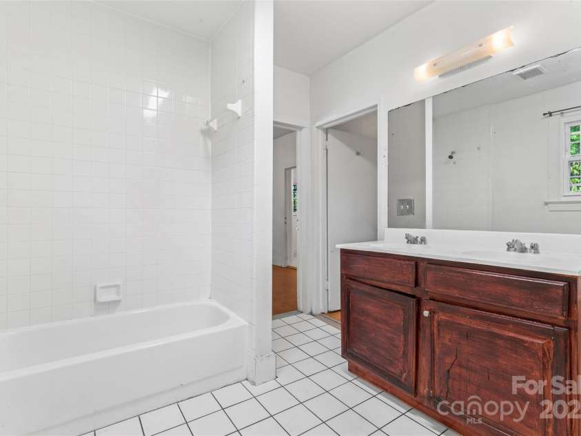 317 Campus Street, Charlotte, NC 28216.  MLS# CAR4270154, YatesRealty ID 20564. Main level full bath