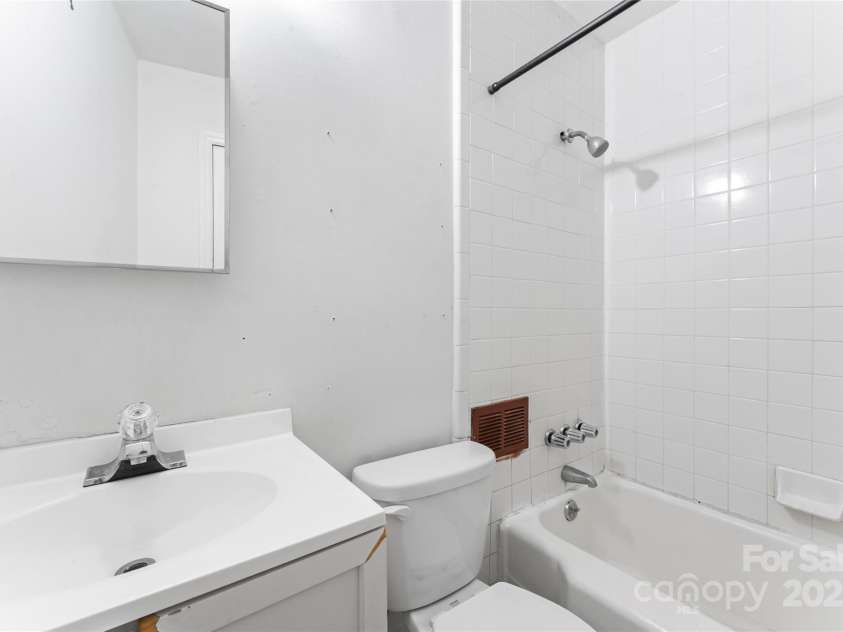 317 Campus Street, Charlotte, NC 28216.  MLS# CAR4270154, YatesRealty ID 20564. Upstairs Bath