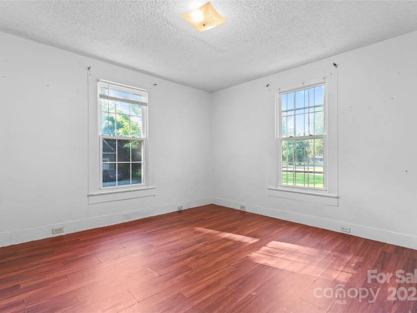 317 Campus Street, Charlotte, NC 28216.  MLS# CAR4329279, YatesRealty ID 20564. Bedroom 1
