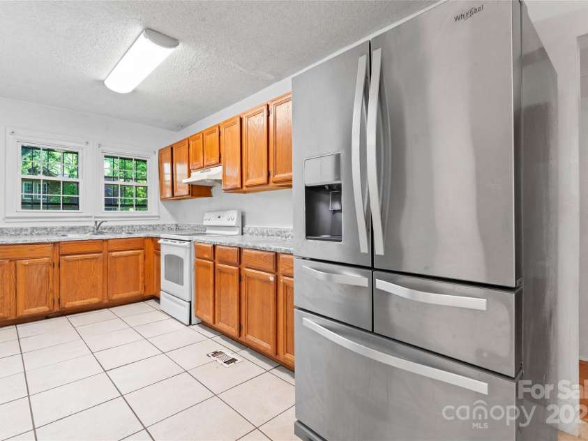 317 Campus Street, Charlotte, NC 28216.  MLS# CAR4329279, YatesRealty ID 20564. Kitchen
