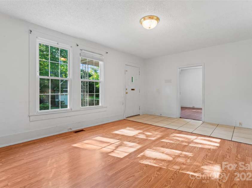 317 Campus Street, Charlotte, NC 28216.  MLS# CAR4329279, YatesRealty ID 20564. Living Room