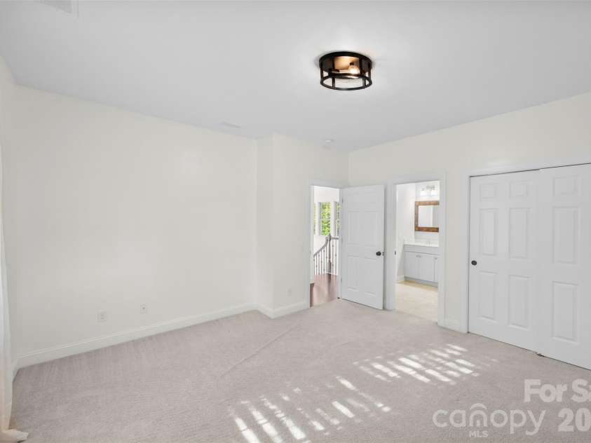 8624 Robbins Crescent Drive, Cornelius, NC 28031.  MLS# CAR4410622, YatesRealty ID 20564. Second floor full bath