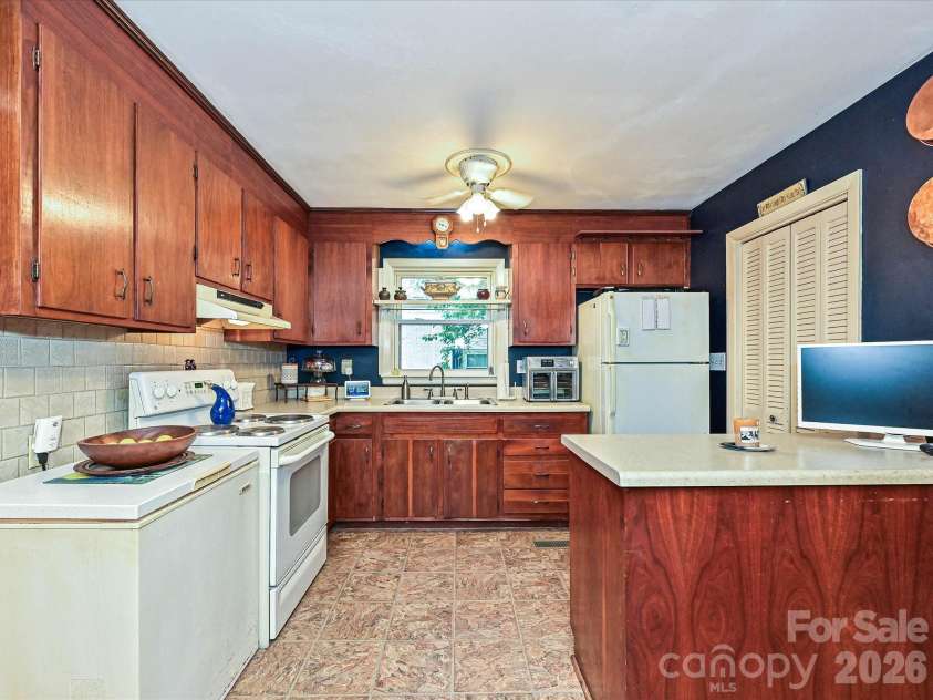 720 Aintree Road, Charlotte, NC 28215.  MLS# CAR4374797, YatesRealty ID 20565. 