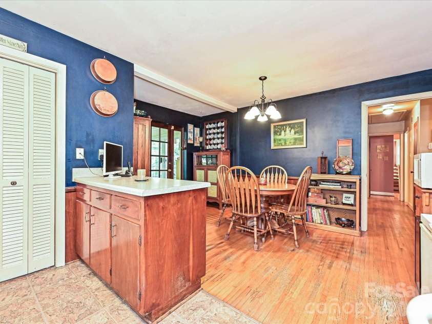 720 Aintree Road, Charlotte, NC 28215.  MLS# CAR4374797, YatesRealty ID 20565. 