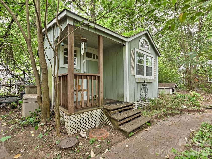720 Aintree Road, Charlotte, NC 28215.  MLS# CAR4374797, YatesRealty ID 20565. 