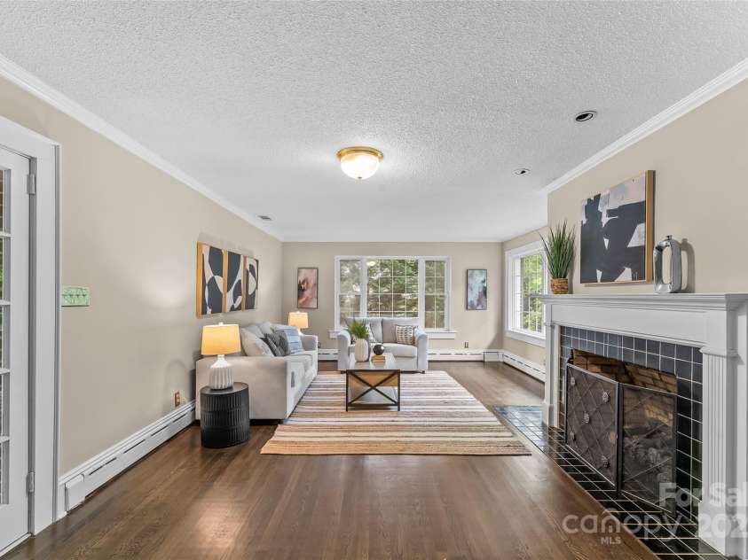 121 33rd Avenue, Hickory, NC 28601.  MLS# CAR4262622, YatesRealty ID 20567. 