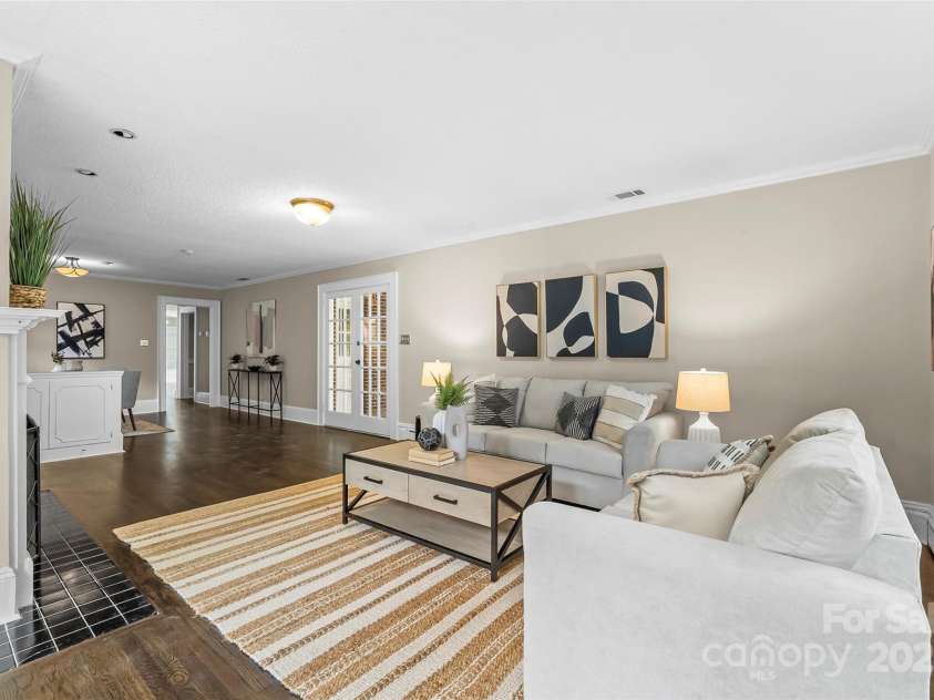 121 33rd Avenue, Hickory, NC 28601.  MLS# CAR4262622, YatesRealty ID 20567. 