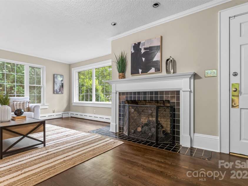 121 33rd Avenue, Hickory, NC 28601.  MLS# CAR4262622, YatesRealty ID 20567. 