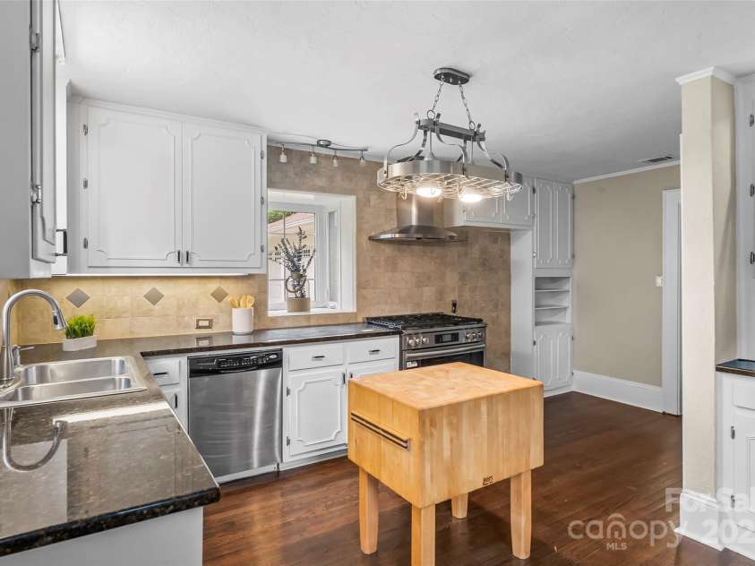 121 33rd Avenue, Hickory, NC 28601.  MLS# CAR4262622, YatesRealty ID 20567. 