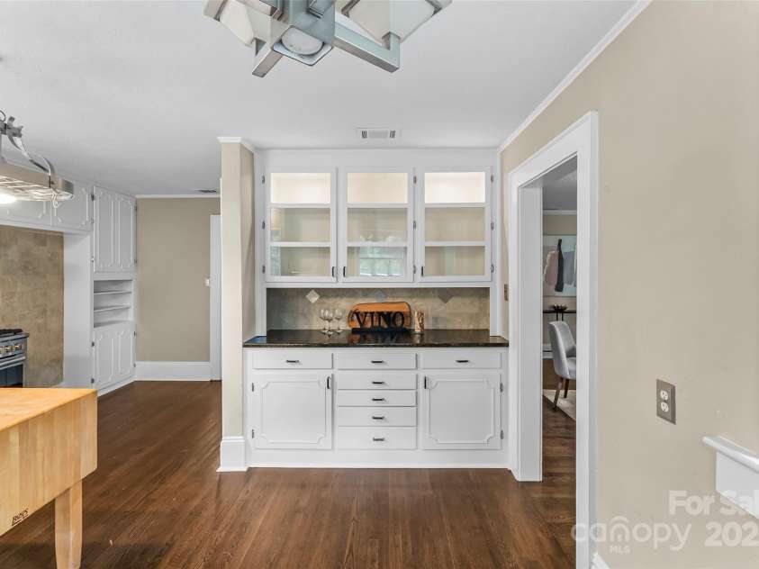 121 33rd Avenue, Hickory, NC 28601.  MLS# CAR4262622, YatesRealty ID 20567. 