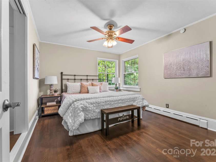 121 33rd Avenue, Hickory, NC 28601.  MLS# CAR4262622, YatesRealty ID 20567. 