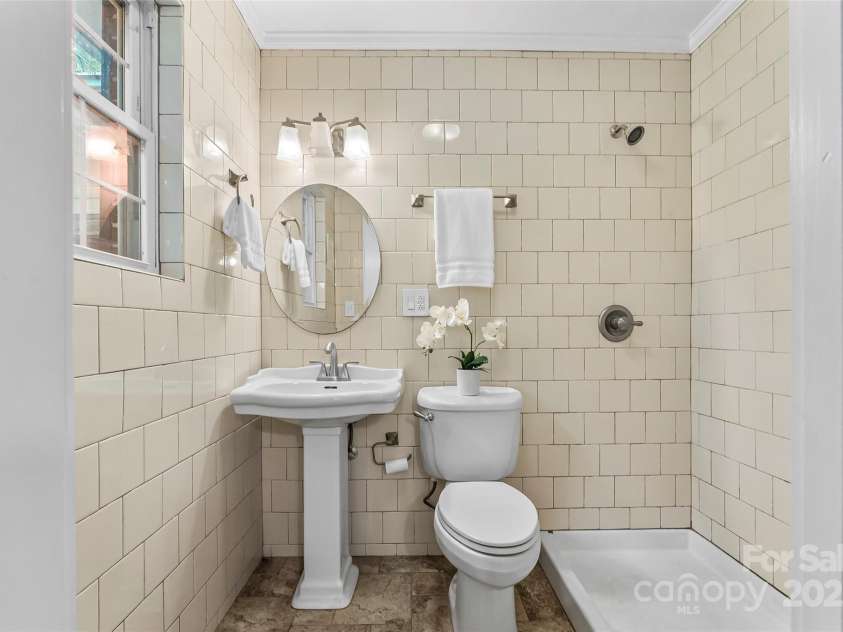 121 33rd Avenue, Hickory, NC 28601.  MLS# CAR4262622, YatesRealty ID 20567. 