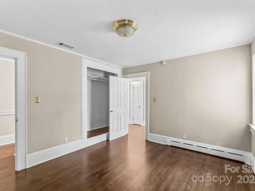 121 33rd Avenue, Hickory, NC 28601.  MLS# CAR4262622, YatesRealty ID 20567. 