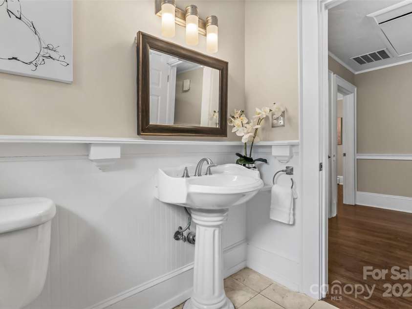 121 33rd Avenue, Hickory, NC 28601.  MLS# CAR4262622, YatesRealty ID 20567. 