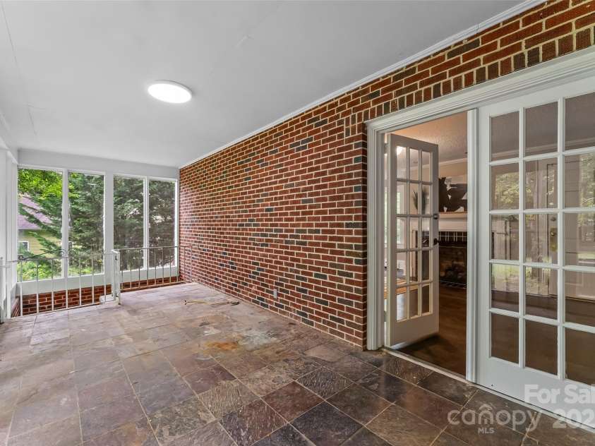 121 33rd Avenue, Hickory, NC 28601.  MLS# CAR4262622, YatesRealty ID 20567. 