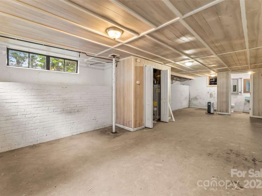 121 33rd Avenue, Hickory, NC 28601.  MLS# CAR4262622, YatesRealty ID 20567. 