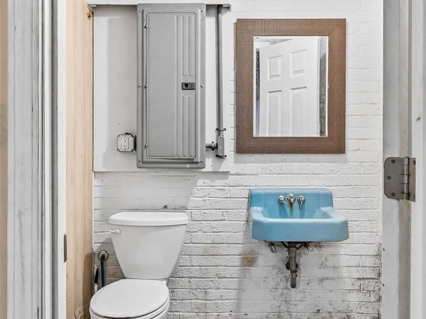 121 33rd Avenue, Hickory, NC 28601.  MLS# CAR4262622, YatesRealty ID 20567. 