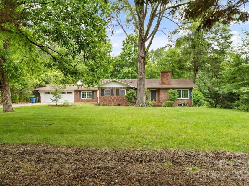 121 33rd Avenue, Hickory, NC 28601.  MLS# CAR4262622, YatesRealty ID 20567. 