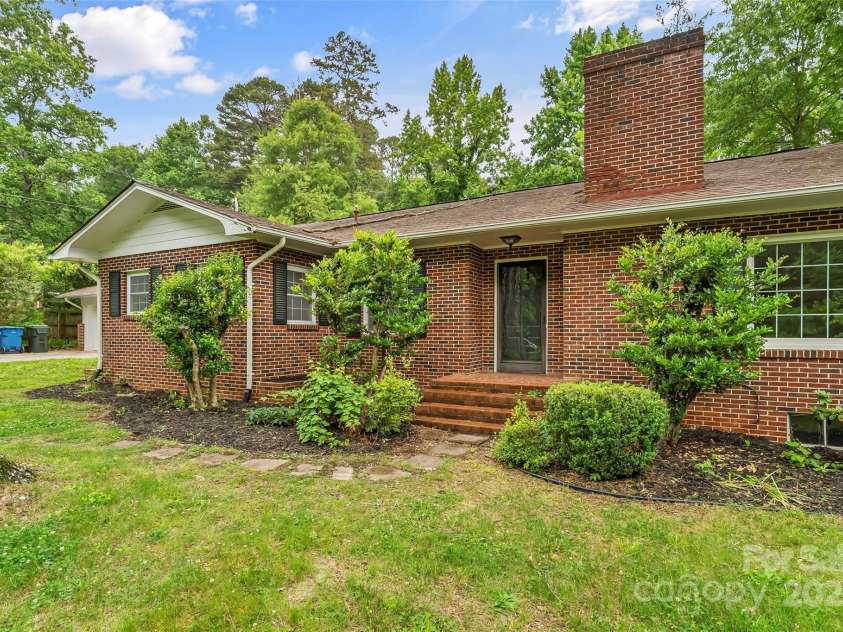 121 33rd Avenue, Hickory, NC 28601.  MLS# CAR4262622, YatesRealty ID 20567. 