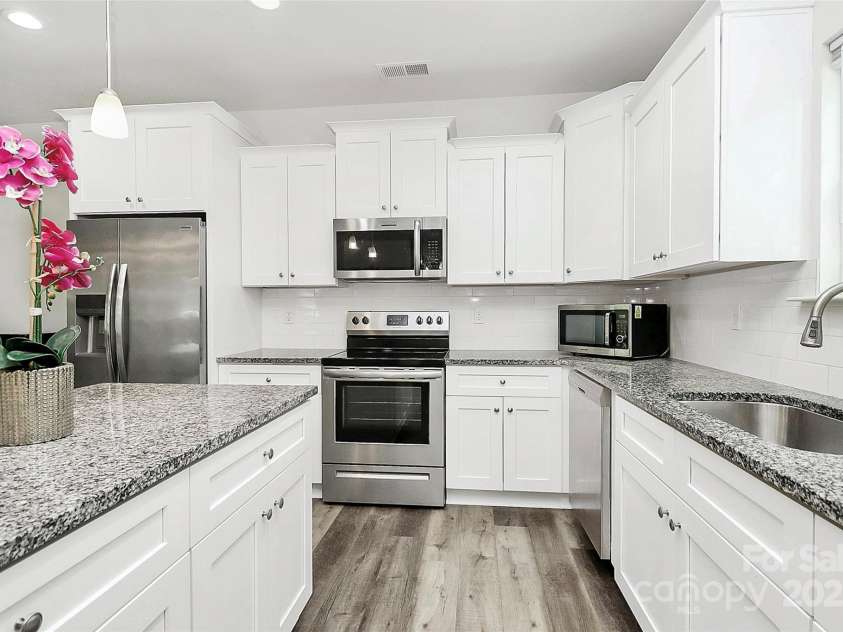 1218 Rosada Avenue, Charlotte, NC 28213.  MLS# CAR4260289, YatesRealty ID 20569. 