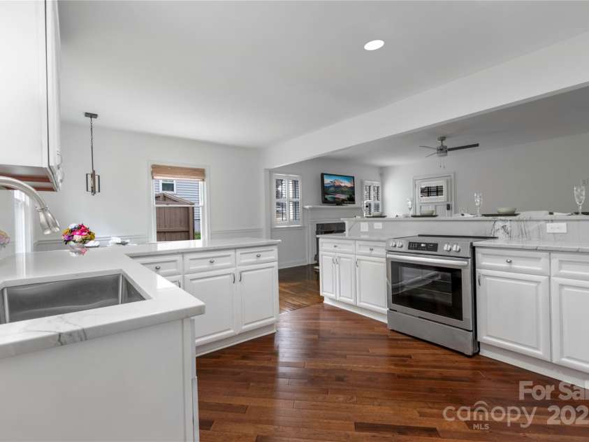 4010 Hiddenbrook Drive, Charlotte, NC 28205.  MLS# CAR4232290, YatesRealty ID 2057. 